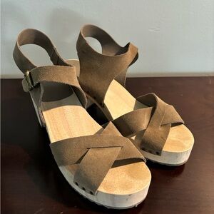 LOFT Women’s Wood Sandals Size 9